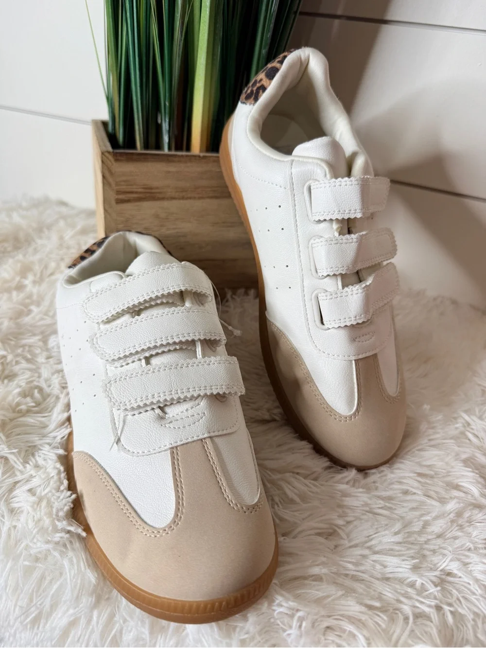 DV by Dolce Vita Quick Velcro Strap Faux Leather Sneakers White Leopard Sz 8.5